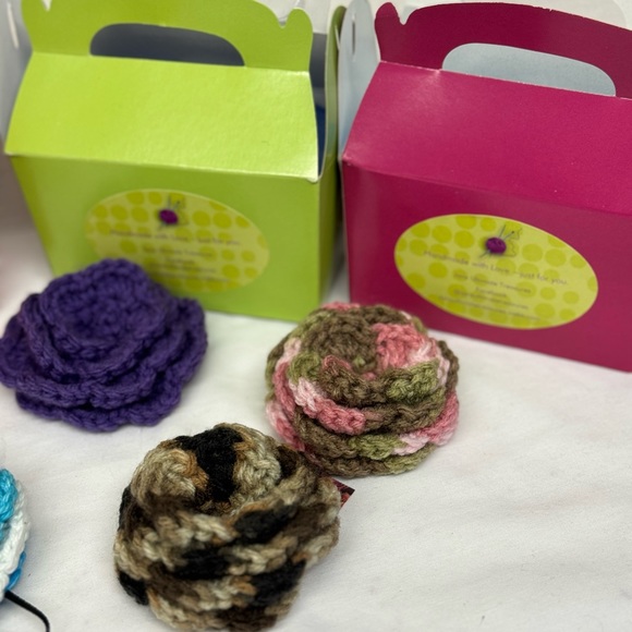 Handmade Crochet Flower Pins New comes with gift box - Picture 2 of 11